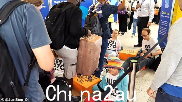今天早上,带着沉重行李的家庭试图爬过去赶飞机