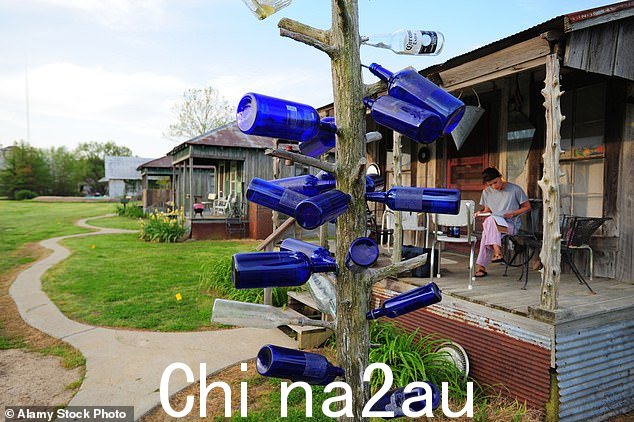 一位客人坐在密西西比三角洲小屋旅馆的门廊上