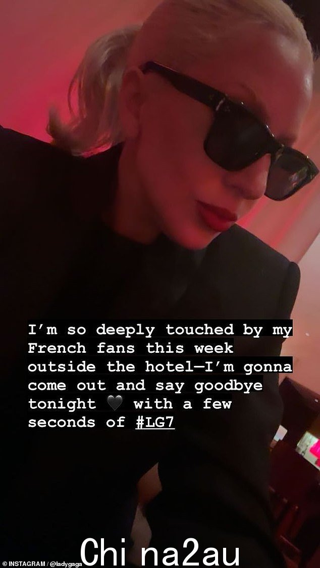 周日在巴黎预告她即将推出的曲目前不久,她跳到 Instagram 故事上分享了一张穿着同一件衣服的快速自拍照
