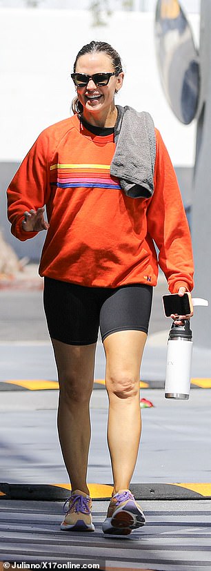 52 岁的詹妮弗·加纳 (Jennifer Garner) 周日穿着时尚的运动服去洛杉矶参加健身课程