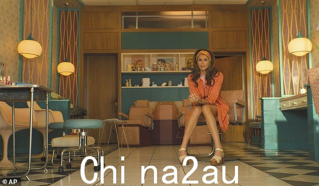 Kaia 追随 Cindy 的脚步,打造了成功的模特以及她自己的演艺生涯,主演了《美国恐怖故事》系列和 2023 年热门喜剧《Bottoms》以及最近的 Apple TV+ 系列电视剧《Palm Royale》(如图)