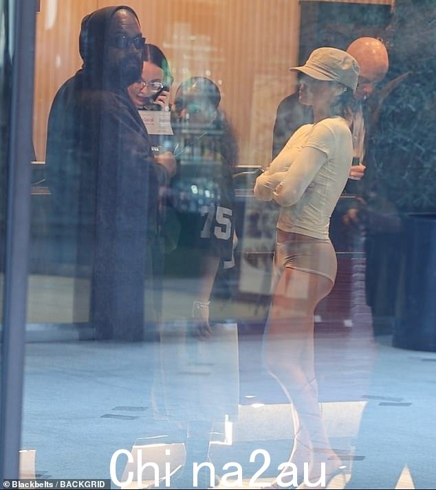 这位澳大利亚出生的建筑师与 11 岁的女孩和她的丈夫 Kanye West 一起观看了新的漫威电影《死侍与金刚狼》