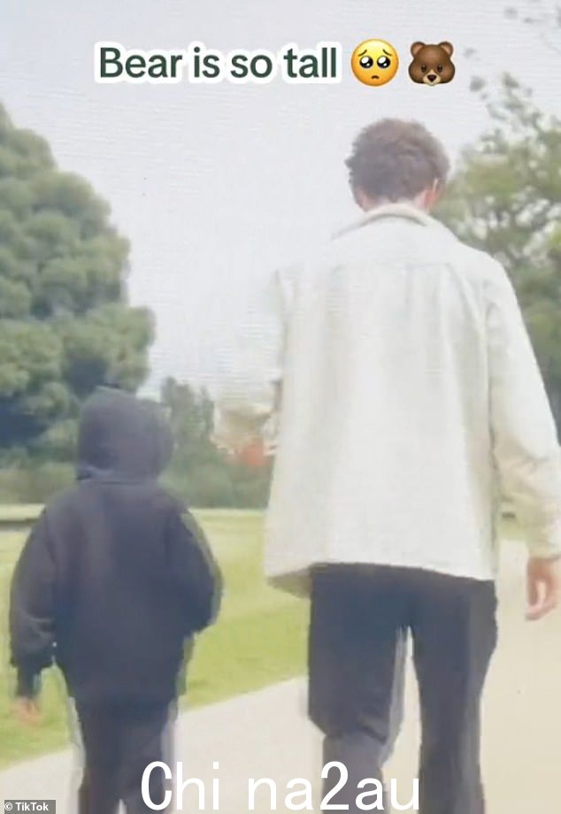 Liam 和 Bear 的一段 TikTok 短视频也证实了孩子成长的证据,Liam 穿着黑色连帽上衣,与父亲并肩行走,遮住了自己的面容” =