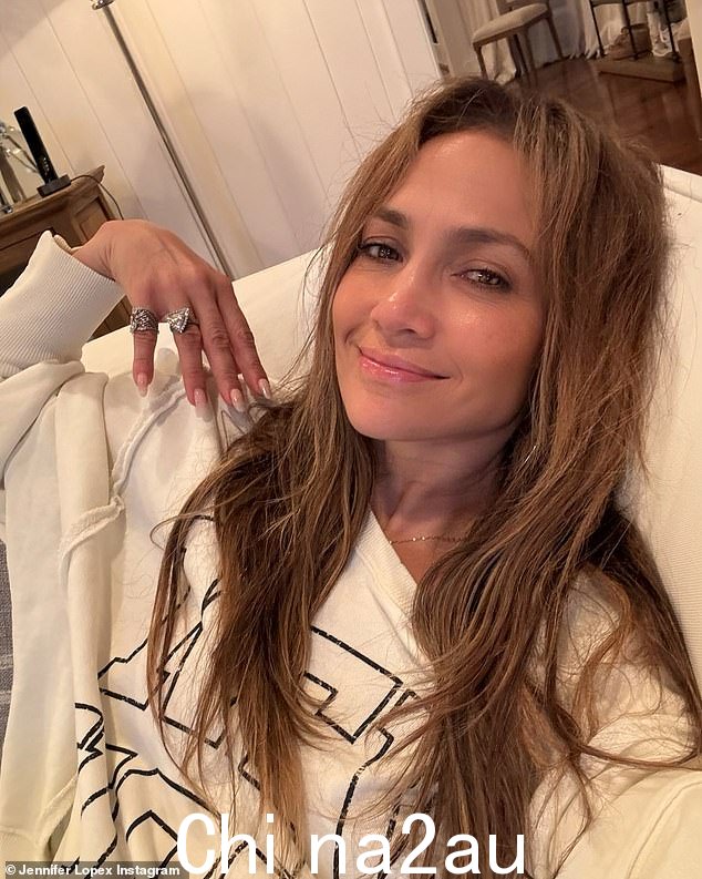 詹妮弗·洛佩兹 (Jennifer Lopez) 摆脱了往常的魅力,她在沙发上分享了一张面容清新的自拍照,声称她对本·阿弗莱克 (Ben Affleck) 购买的新单身公寓感到震惊