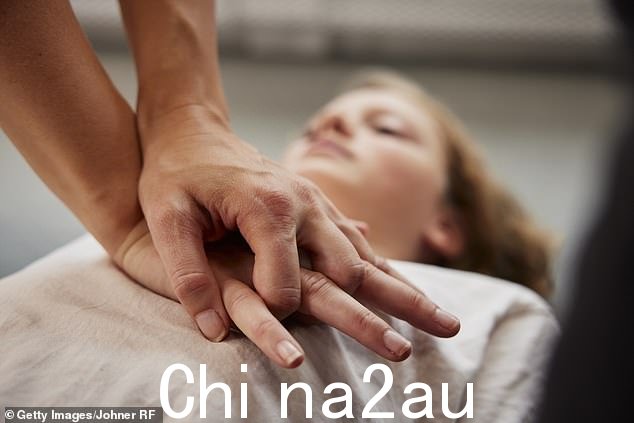 CPR 是当有人因心脏骤停而倒下、心脏突然停止跳动时执行的紧急程序