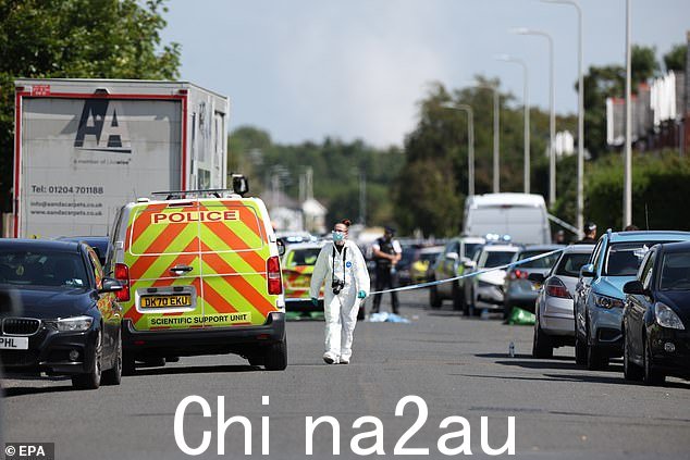 一名法医人员走过绍斯波特哈特街的警戒线