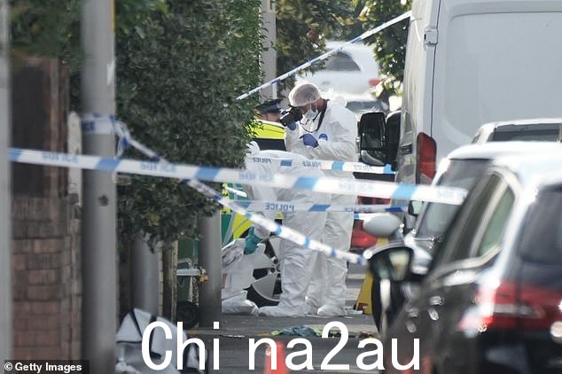 法医人员参加多刀刺伤袭击现场