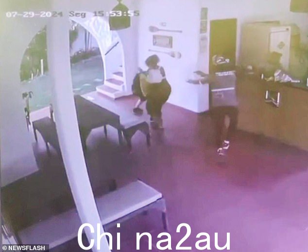 身份不明的袭击者戴着摩托车防撞头盔,于下午 4 点前在酒店接待处接近两人