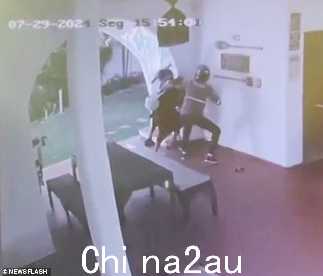 可怕的闭路电视录像显示骗子如何索要现金,然后抓住巴西国民并试图将她拉走