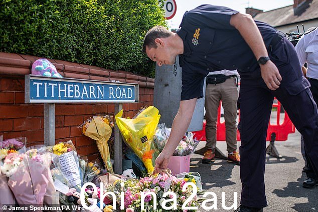 默西塞德郡消防员与公众一起向刺伤事件中的死伤者致敬