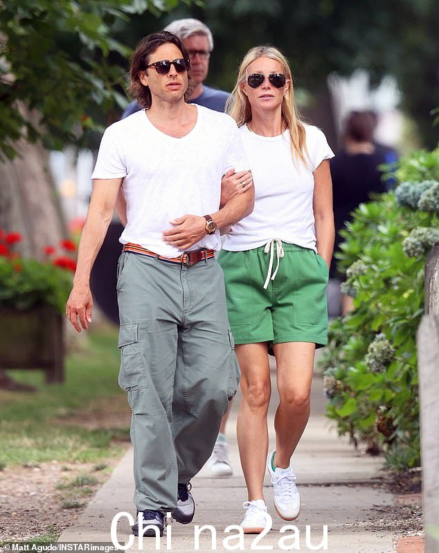 格温妮丝·帕特洛 (Gwyneth Paltrow) 证明了她与丈夫、《美国恐怖故事》制片人布拉德·法尔查克 (Brad Falchuck) 的关系仍然非常亲密。周日,有人看到这位 51 岁的明星在他们继续拍摄时挽着他的手臂。纽约汉普顿的疯狂购物