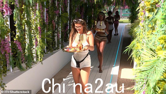 女孩们和男孩们一起回到床上,一边喝着庆祝饮料,一边享用盛在华丽金盘上的早餐。