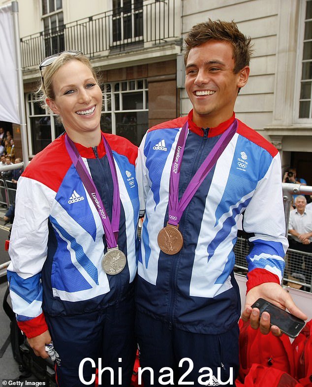 扎拉与奥运选手汤姆·戴利 (Tom Daley) 合影,后者为英国队夺得铜牌。 Zara 的表弟 Eugenie 公主将观看表弟描述为“最美好的时刻之一”