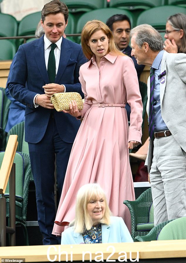 Beatrice 公主穿着这件 Emilia Wickstead 长袖连衣裙前往温布尔登