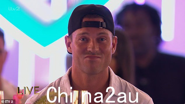 该节目的粉丝声称这位前 TOWIE 明星在参加决赛时看起来很“痛苦”