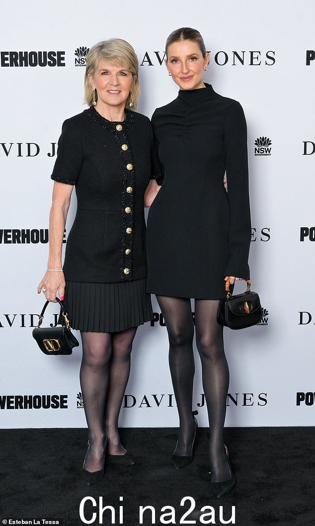 这位 68 岁的前澳大利亚政客(与 Kate Waterhouse 合影)在悉尼 Powerhouse 博物馆举办的 David Jones 活动中竭尽全力,身着奢华服装