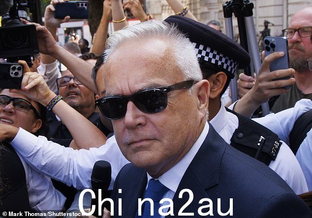 到达法庭时,他被警察和数十名记者和摄影师包围