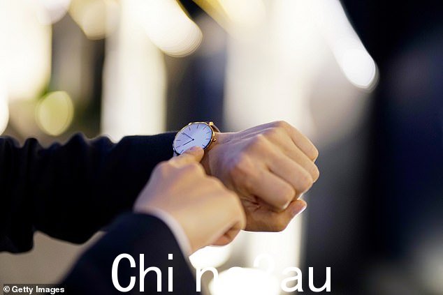 如果您早到,则需要确保在聚会正式开始时间之前不要按门铃