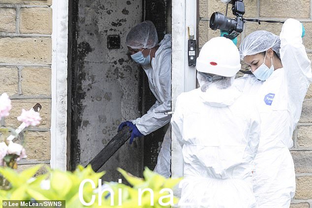 法医人员检查一名妇女死亡的房屋周围环境