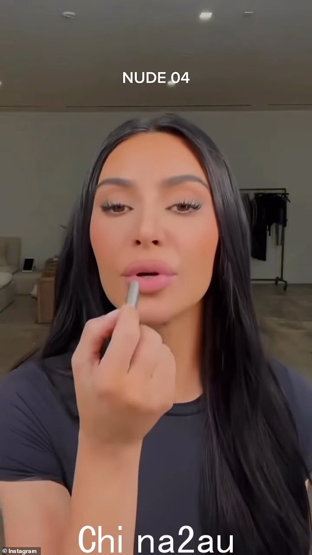 Kim 还在另一个剪辑中为她的 Instagram 粉丝尝试了几种不同色调的唇线笔