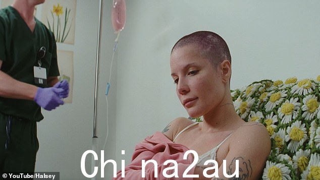 她的音乐视频暗示了她的健康之战