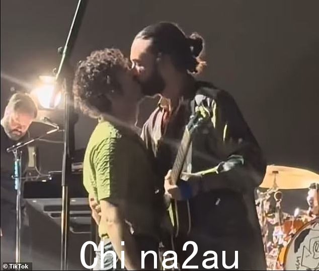 The 1975 因 Matty Healy 亲吻他的乐队成员 Ross Macdonald 以抗议该国强硬的反 LGBT 法律而被马来西亚 Good Vibes Festival 背后的人起诉