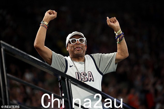 电影导演 Spike Lee 身穿美国白色背心上衣,搭配配套帽子和深色运动裤