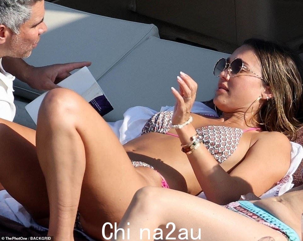 这位黑发好莱坞明星正在热门地点晒黑皮肤,有人看到她身边放着一本书