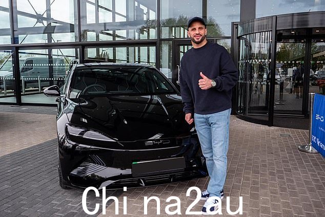 沃克与他的新款电动比亚迪汽车合影,这是他作为欧元赞助协议免费获得的