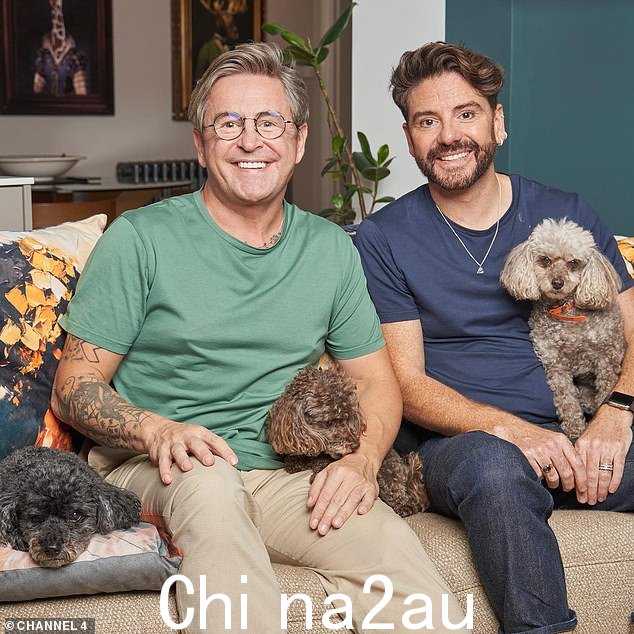 阳光明媚的假期到来之前,丹尼尔和他的丈夫斯蒂芬宣布他们在一起 11 年后于四月离婚(图片见于第四频道节目 Gogglebox)