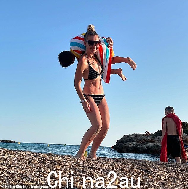 海伦·斯凯尔顿 (Helen Skelton) 在搬出与前夫里奇·迈勒 (Richie Myler) 共同居住的婚姻住宅后乘飞机离开后,分享了她对家庭度假的见解