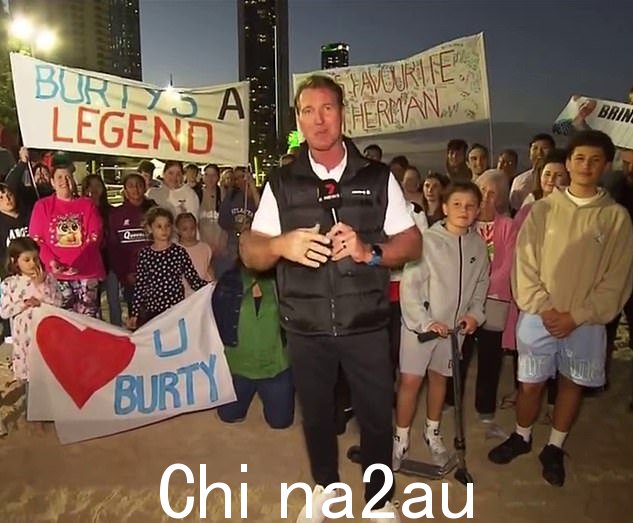 资深天气预报员保罗·伯特被解雇,因为焦点小组研究发现他不受观众欢迎,据七号台资深内部人士透露,照片中的粉丝举着支持伯特的标语