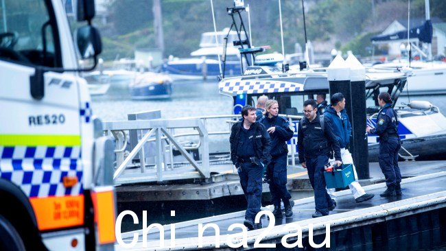 Tunks 公园的水警调查停泊在卡默雷的船上发现的两人死亡图片:NewsWire / Jeremy Piper