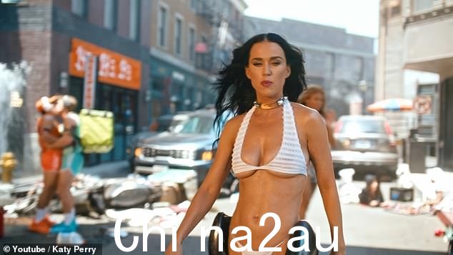 Katy 在她为 Woman's World 拍摄的新音乐视频中