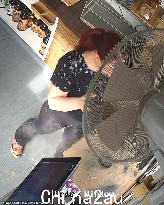 闭路电视显示刚煮好的咖啡从服务窗口扔回后覆盖了柜台和工作人员
