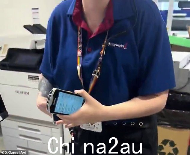 一名 Officeworks 工作人员拒绝层压澳大利亚犹太新闻报纸的页面,因为她是“支持巴勒斯坦”