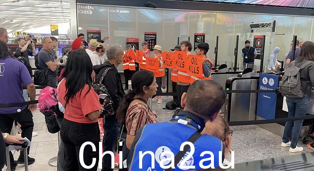 Just Stop Oil 抗议者今天封锁了希思罗机场五号航站楼的安全检查区域