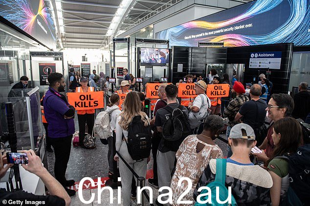 Just Stop Oil 抗议者今天在希思罗机场继续开展环保运动
