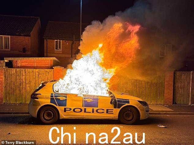 HARTLEPOOL:随着绍斯波特刺伤事件的愤怒加剧,一辆警车被抗议者焚烧