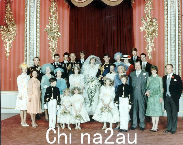 费罗斯勋爵(右后)在 1981 年查尔斯王子和戴安娜王妃的婚礼上合影