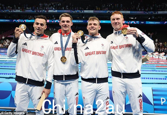 英国队的 James Guy、Duncan Scott、Matthew Richards 和 Tom Dean 在男子 4x200 米自由泳接力赛中获得金牌后与奖牌合影