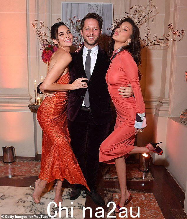 他是已知的举办众星云集的狂欢,他的生日派对经常作为 Met Gala 的热身(与 Kendall Jenner 和 Bella Hadid 合影)
