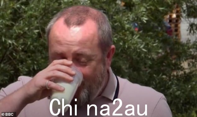 克莱尔继续笑,罗尼喝了一大口备用牛奶来缓解香料的感觉