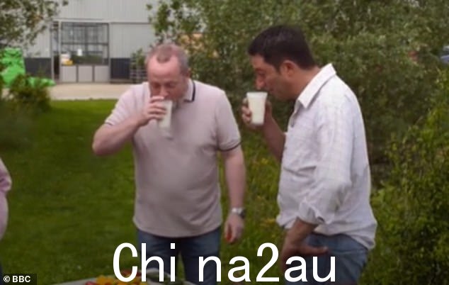 萨尔瓦多祝愿这对夫妇找房顺利,罗尼在努力克服香料时又发出一声剧烈的咳嗽