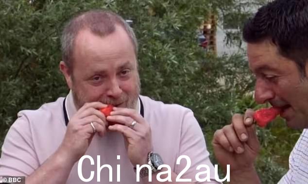 他们在看房之余休息了一下,前往附近种植农作物的 Love My Chillies 农场,这样这对夫妇就可以看到当地提供的东西