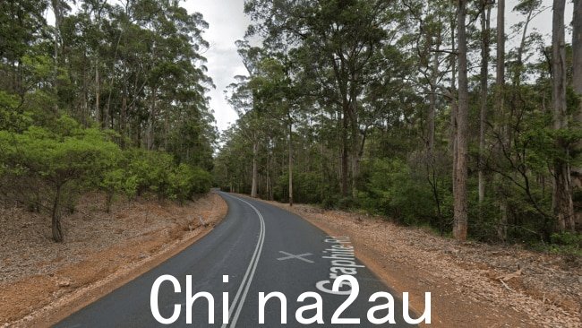 这对夫妇沿着 Deanmill 的 Graphite Road 行驶,位于西澳西南部。图片:Google