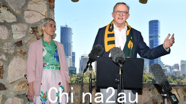 总理安东尼·艾博尼斯 (Anthony Albanese) 曾使用过澳大利亚女性奥运选手在宣布工党新候选人格里菲斯的同时,成功地对联邦联盟党进行了猛烈抨击。图片:John Gass/澳大利亚新闻集团