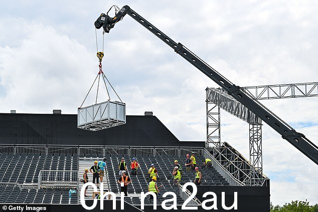 阿黛尔世界体育场提供 14,000 个座位,工人们在过去几周内建造了这个巨大的室外体育场