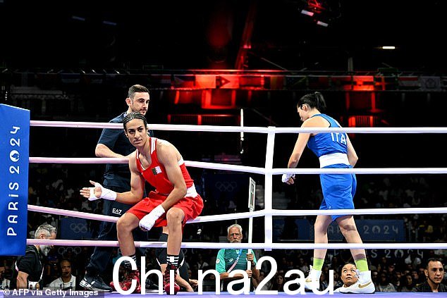 意大利拳手(蓝色)拒绝握手,倒在画布上,似乎在擦眼泪。当她的对手离开拳台时,获胜者哈利夫穿着红色衣服