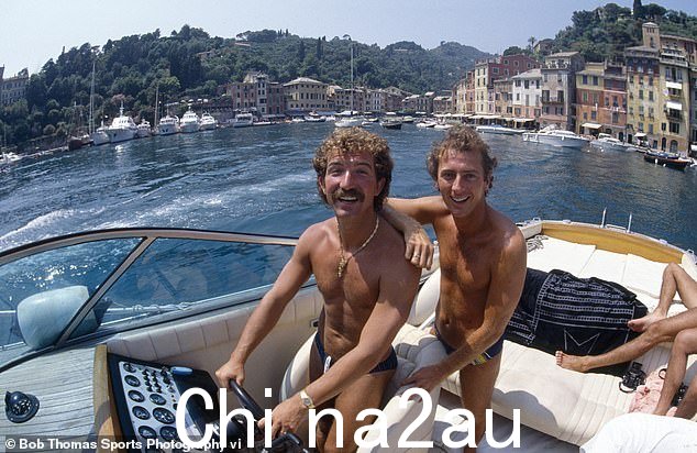 索内斯与去年去世的足球传奇人物特雷弗·弗朗西斯